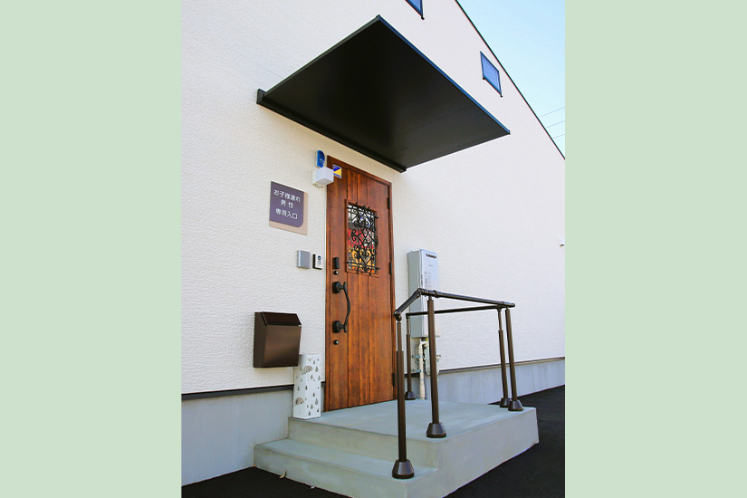 お子様連れ、男性専用入口