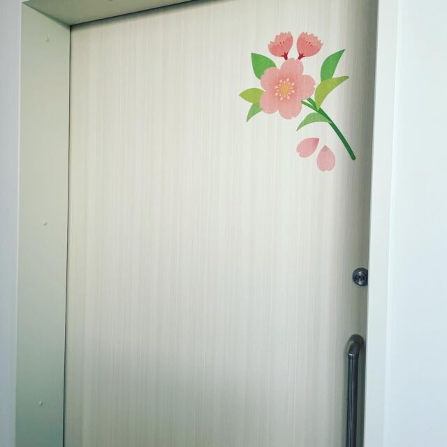 診察室のドアです🌸患者様に少しでもわかりやすい案内をするため、部屋ごとに違う植物のイラストをいれてもらいました。どの植物にするか選ぶのはとても楽しかったです😊

#妊活
#不妊
#不妊治療クリニック
#レディースクリニック
#卵巣年齢
#刈谷市
#知立市
#大府市
#東海市
#安城市
#西尾市